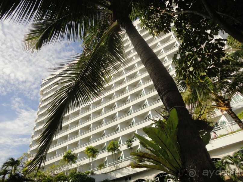 вид с бассейна на гостинницу