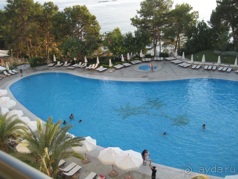 вид с балкона на бассеин