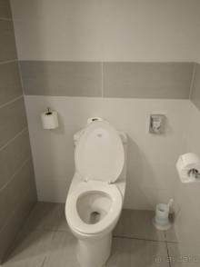 вода в унитазе всегда стоит,это не засор,так устроена канализация