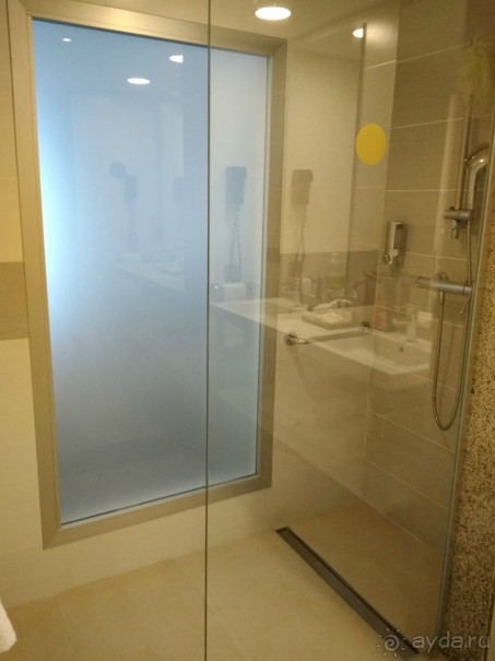 душ с окном в номер