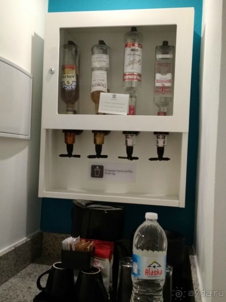 диспенсер с алкоголем, кофеварка, ведерко для льда (аппарат со льдом на каждом этаже,мы не нашли), кофе/сахар. Ложки чайной нет. Заварку вместо кофе в кофеварку-вот вам и чай. Заварку брали с собой.