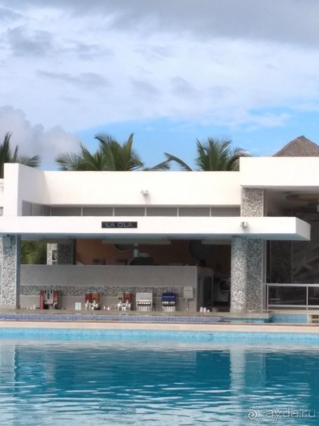 Бассейн с баром в воде