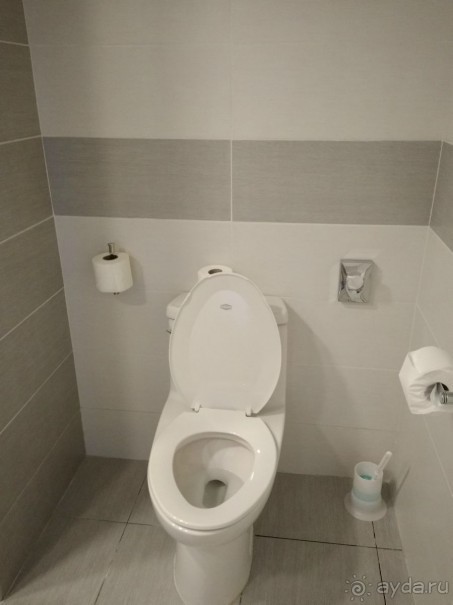 вода в унитазе всегда стоит,это не засор,так устроена канализация