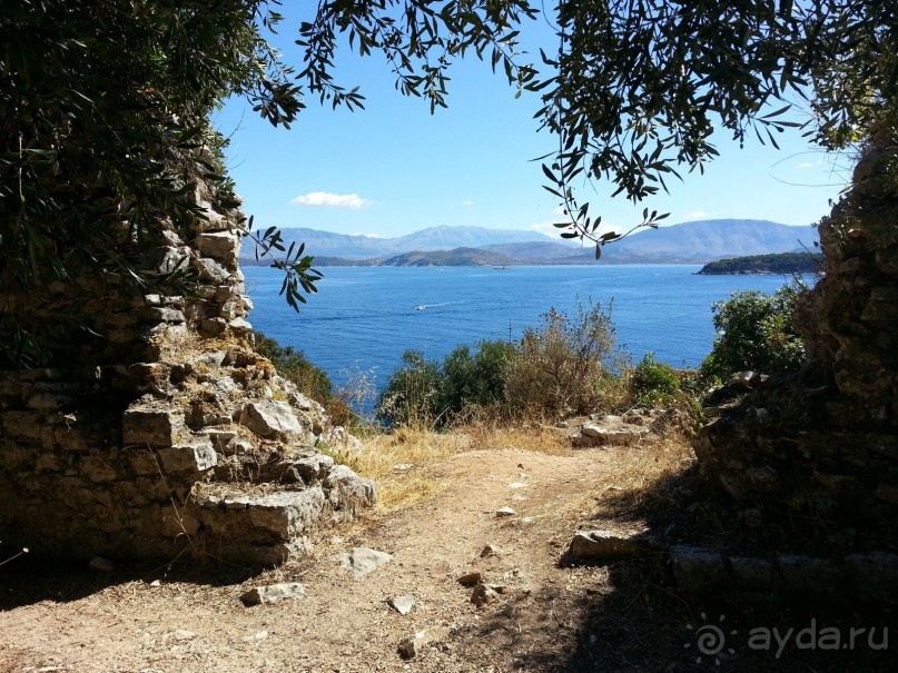 Корфу.  Весь покрытый зеленью... абсолютно весь..