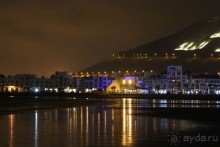 Пляж и знаменичтая гора ночью