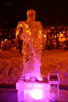А это ледовая копия памятника императору Александру Третьему, основателю Иркутска. Мне кажется, не похоже ни на самого оригинал, ни на памятник ему, стоящий на набережной Иркутска