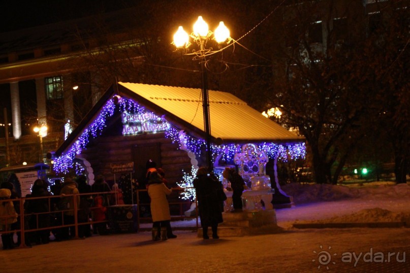 Здесь живет иркутский дед Мороз! Раз в час он выходит на улицу, чтобы поздравить иркутян и гостей города с Новым годом! Потом желающие бесплатно могут побывать у него в резиденции и сделать фото на память