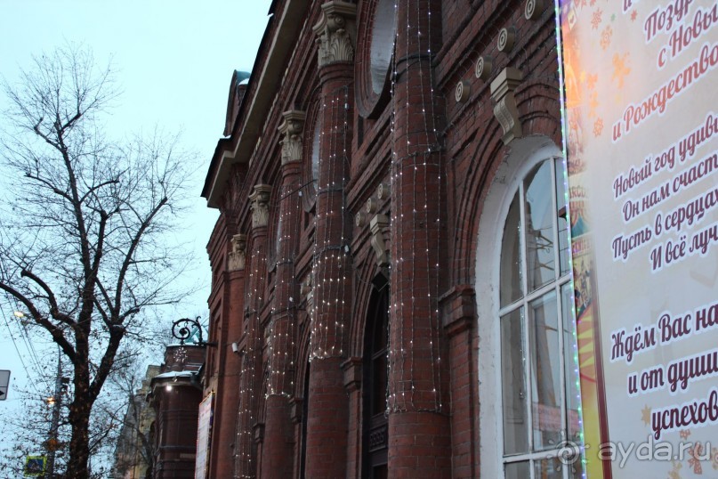 ТЮЗ и отделение филармонии позволили себе скромную иллюминацию