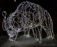 Медведь! На самом деле в Иркутске очень много праздничных фигур изо льда и снега, малых архитектурных форм к Новому году