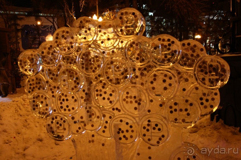 С появлением новогодних ледовых фигур возникла и традиция клеить на них монетки на удачу и исполнения желания