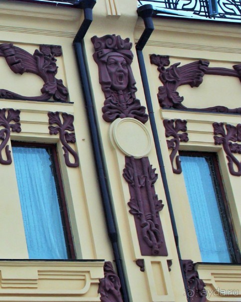 В Иркутске много зданий, так или иначе связанных с театром и имеющие на фасадах изображение лиеидеев. Но это просто детский мир на Урицкого. 