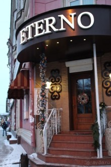 Обычно европейская и американская традиция украшать к Новому году свои дома венками мне не нравится, но тут это выглядит симпатично