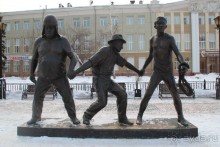 Памятник Гайдаю и этой великолепной троице комедиантов в Иркутске открыли в октябре 2010 года. Композиция находится на площади перед цирком. На открытии присутствовали звезды советского кинематографа - Василий Лановой, Валерий Золотухин и Светлана Светличная.