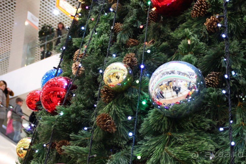 Огромные шары-зеркала на елке