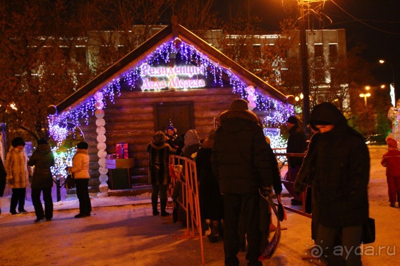 В резиденцию Деда Мороза всегда большая очередь из ребятишек