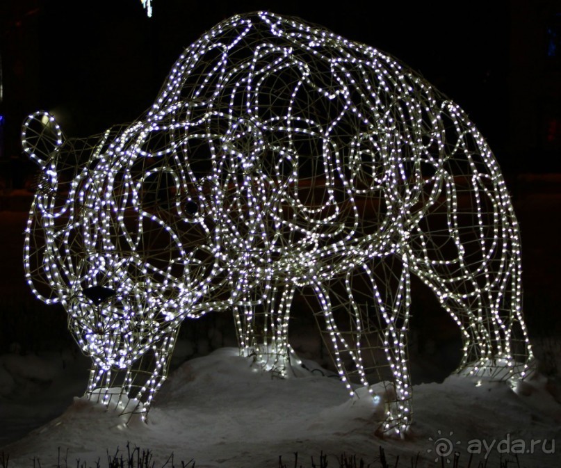 Медведь! На самом деле в Иркутске очень много праздничных фигур изо льда и снега, малых архитектурных форм к Новому году