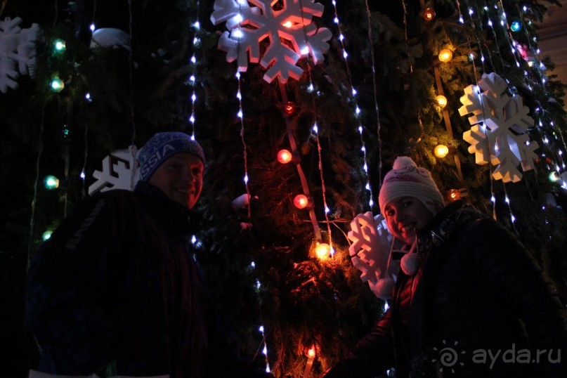 Празднично украшенных елей, елок и елочек на улицах города великое множество! Это одна из них