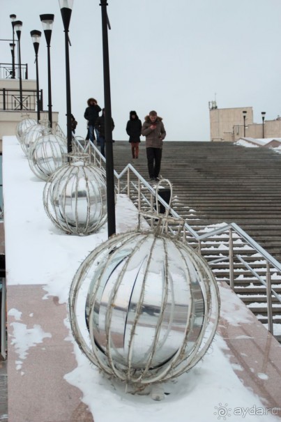 Лестница ТЦ "Модного квартала" вечером оживает разноцветными огнями, а днем выглядит вот так
