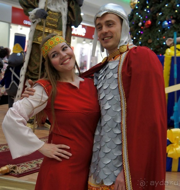 У новогодней елочки в магазине фотографировались вот и такие замечательные посетители