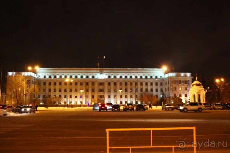 Политики области могут день и ночь любоваться из окон своих кабинетов новогодним сквером