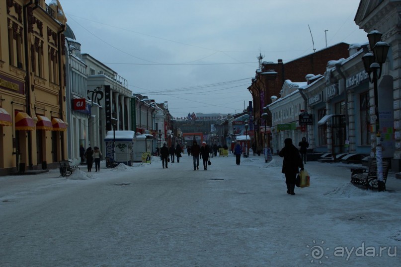 Заснеженная и пасмурная пешеходная улица Урицкого