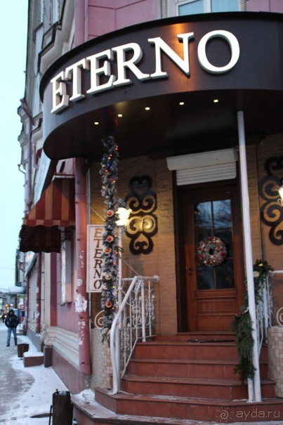 Обычно европейская и американская традиция украшать к Новому году свои дома венками мне не нравится, но тут это выглядит симпатично