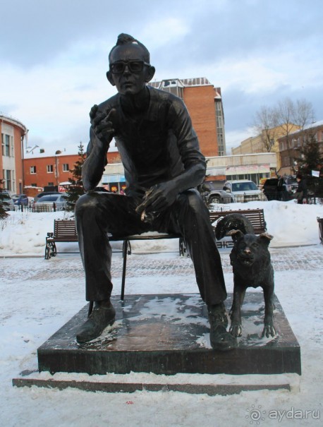 Есьь в Иркутске памятник замечательному советскому режиссеру Леониду Гайдаю. С городом этого человека связывает многое. Здесь жила его семья, здесь прошла его детство и юность.Здесь он приобщился к театру. И отсюда Гайдай ушел на фронт. И именно в Иркутске родилась идея фильма "Пес Барбос и великолепный кросс"