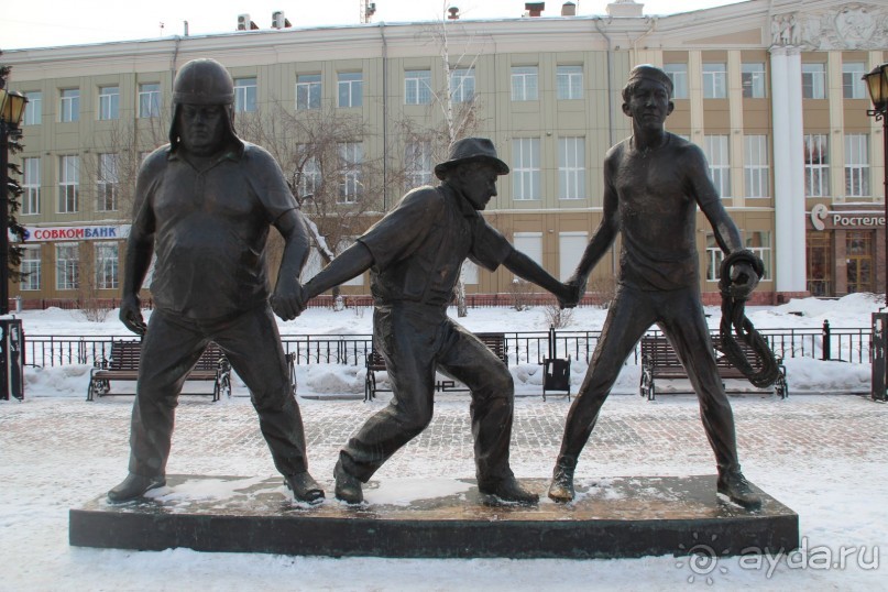 Памятник Гайдаю и этой великолепной троице комедиантов в Иркутске открыли в октябре 2010 года. Композиция находится на площади перед цирком. На открытии присутствовали звезды советского кинематографа - Василий Лановой, Валерий Золотухин и Светлана Светличная.