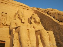 Храмы Рамзеса II и его супруги Нефертари в Абу Симбел.