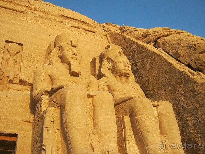 Храмы Рамзеса II и его супруги Нефертари в Абу Симбел.