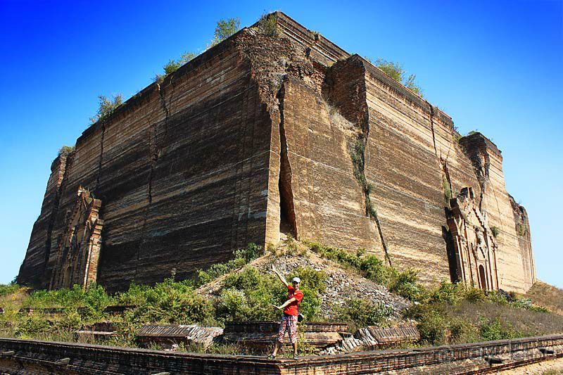 Очень большая недостроенная пагода Мингун.