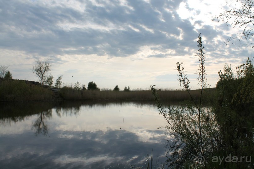 в речку смотрятся облака