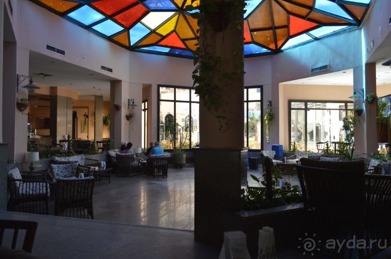 Скромно и ненавязчиво.