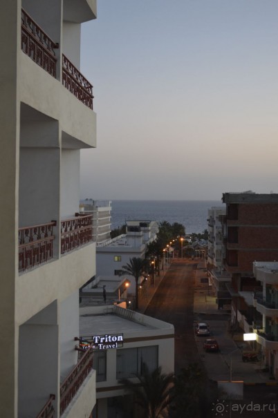 Скромно и ненавязчиво.