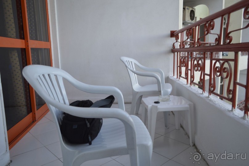 Скромно и ненавязчиво.