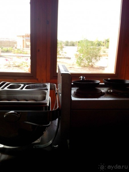 Здесь вам приготовят омлет. В лотке лежат сырые яйца.