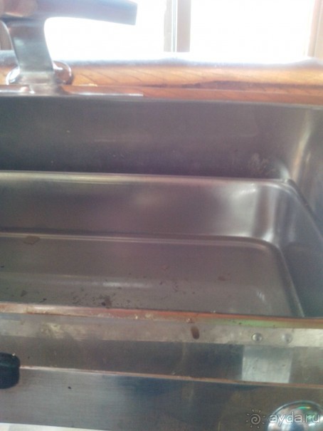 Пустой лоток во время обеда. Внутри грязная вода