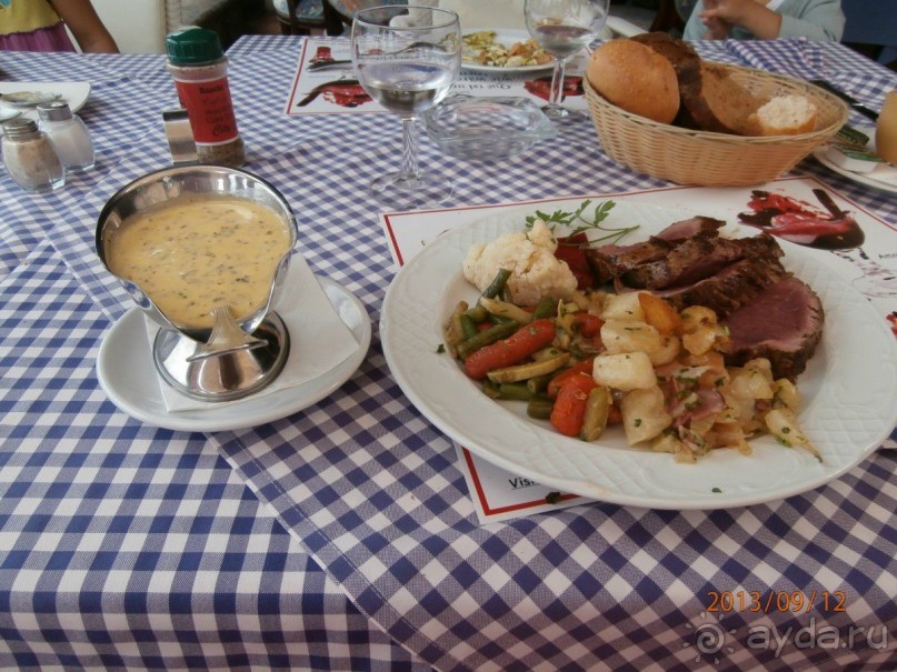 Классический французский стейк Chateaubriand steak &amp; Bеarnaise Sauce в исполнении канарских поваров ресторанного комплекса Эль Монастерио (Тенерифе, Канарские острова, Испания) 