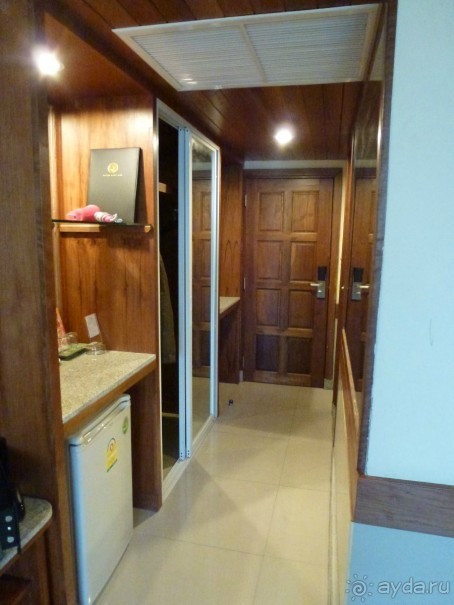 Полочканад холодильником на которой сидела мышка и жрала бананы.