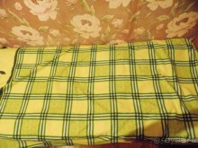 Простынь с кровью( вверху правее).