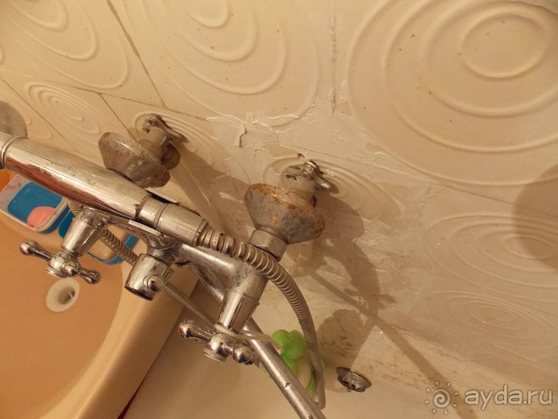 Смеситель в ванной.