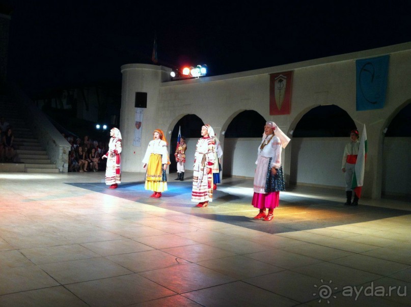 амфитеатр .... смотрите афиши и выбирайте мероприятия)