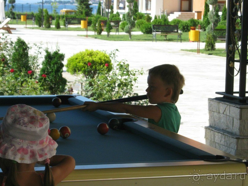 в бильярд играть любят не только взрослые мужчины)