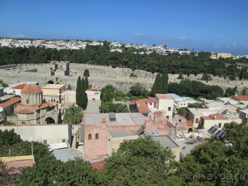 В поездках по острову Родос.