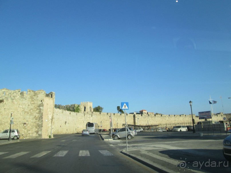 В поездках по острову Родос.