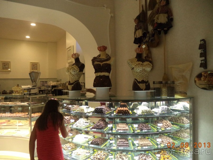 На первом этаже отеля есть кафе для сладкоежек