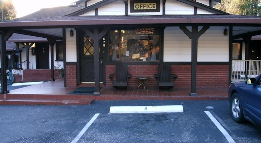 Coach N Four Motel