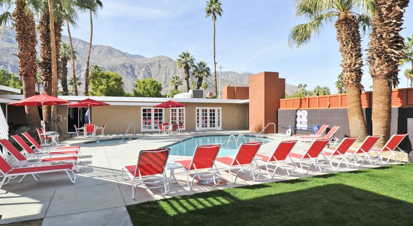 Bearfoot Inn - Clothing Optional Hotel for Gay Men