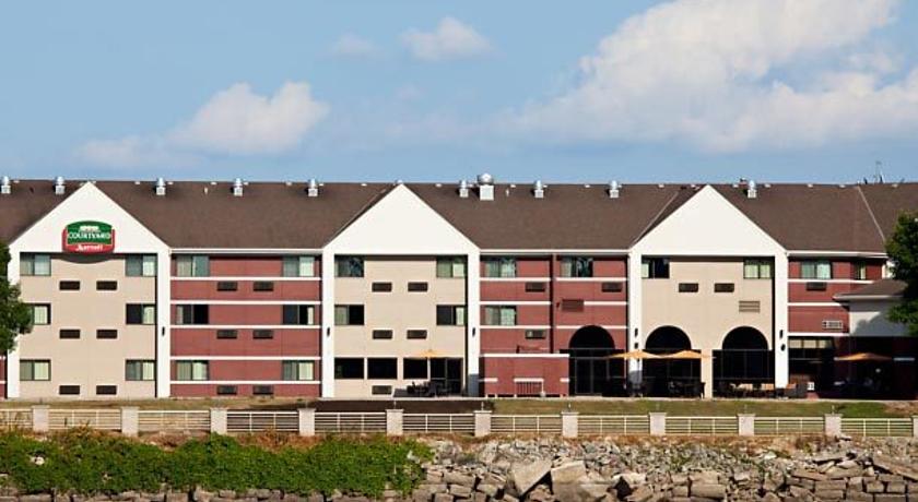 Courtyard La Crosse Downtown Mississippi Riverfront