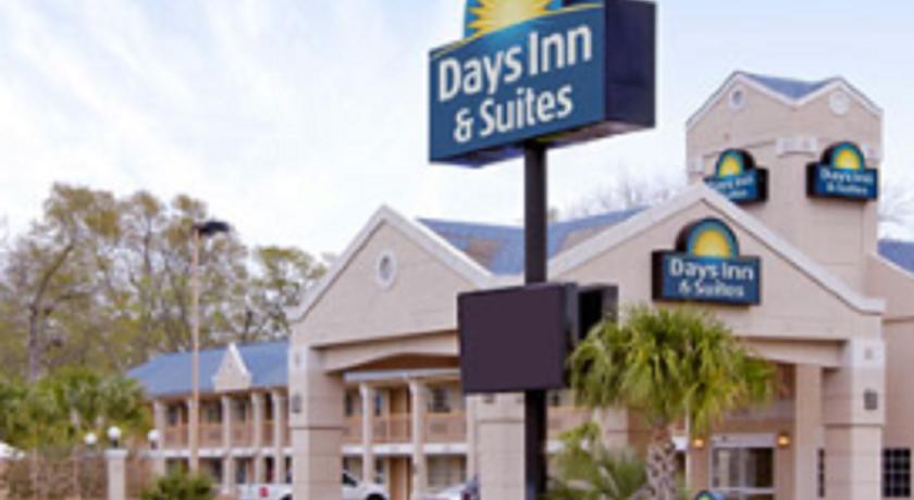 Days Inn & Suites Nacogdoches